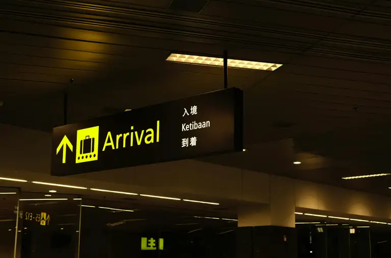 Image of an airport arrival sign