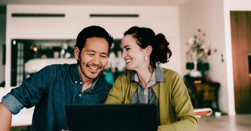 Couple-with-laptop-smiling
