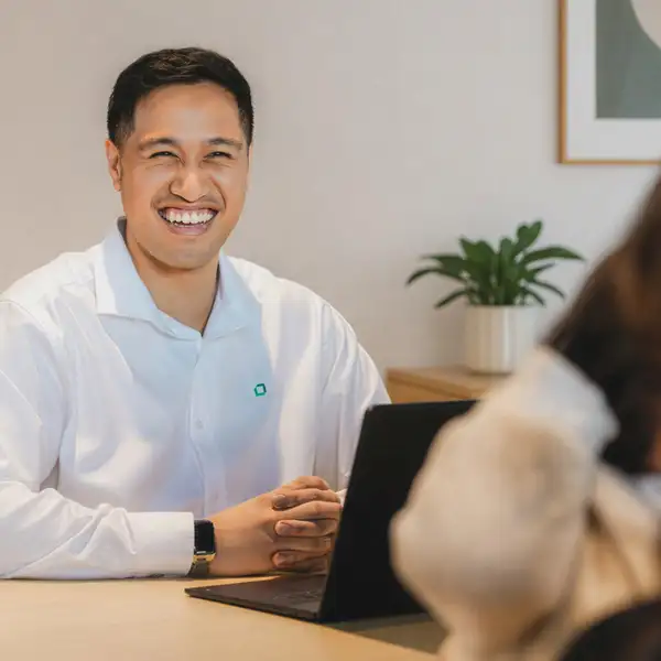 KB staff member helps customer
