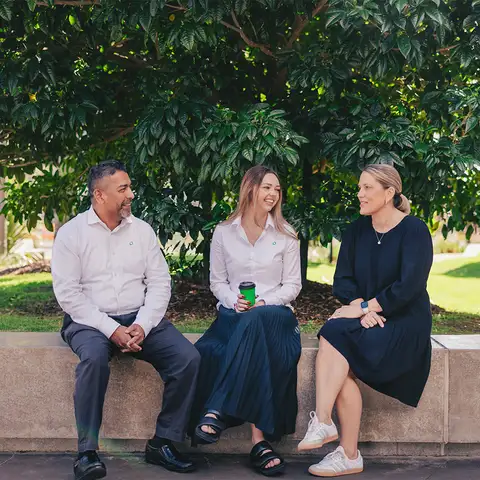 Kiwibank-staff-sitting-outside