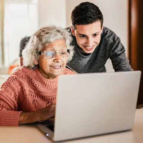 People-working-on-laptop-together-960x960